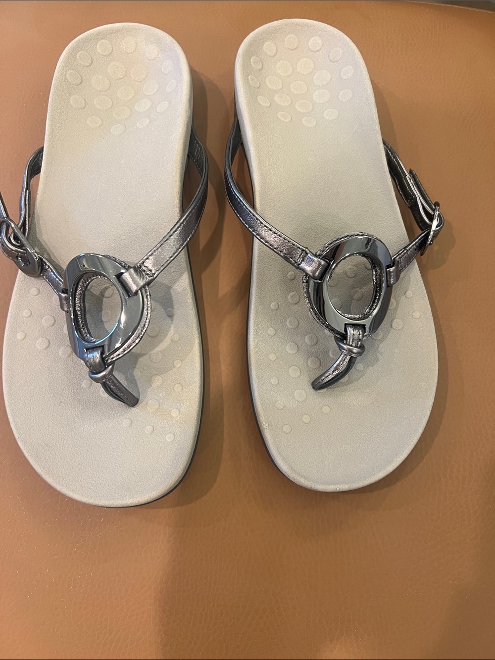 Vionic Karina platinum sandals - Size 8